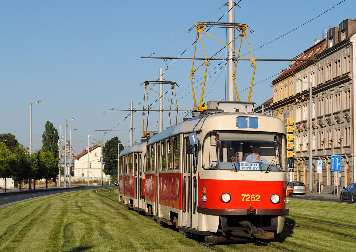Ein T3SUCS - Tandem der Linie 1 in der Milady Horakove auf dem Weg nach Sidliste Petriny. (27.08.2016)
