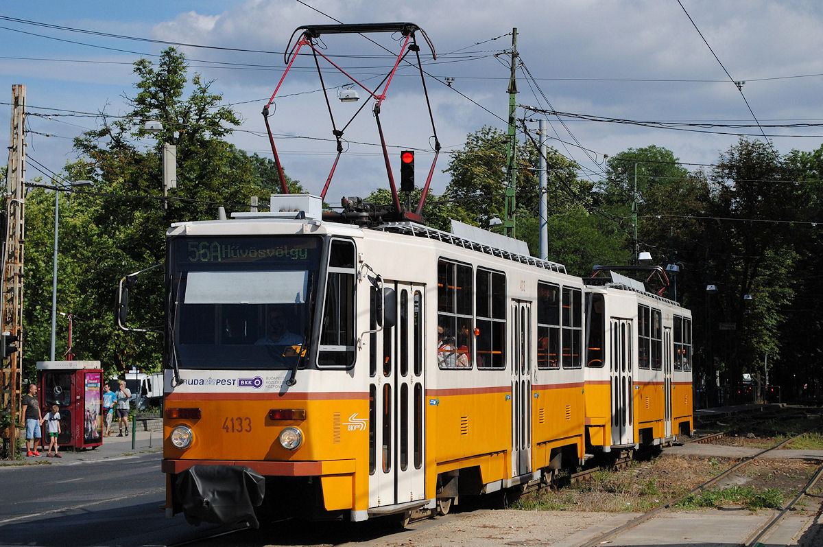 Ein vom T5C5 4133 geführtes Tandem der Linie 56A nach Hüvösvölgy hat in der Szilagyi Erzsebet ut soeben die Haltestelle Budagyöngye verlasssen. ( 15.07.2016 ) 