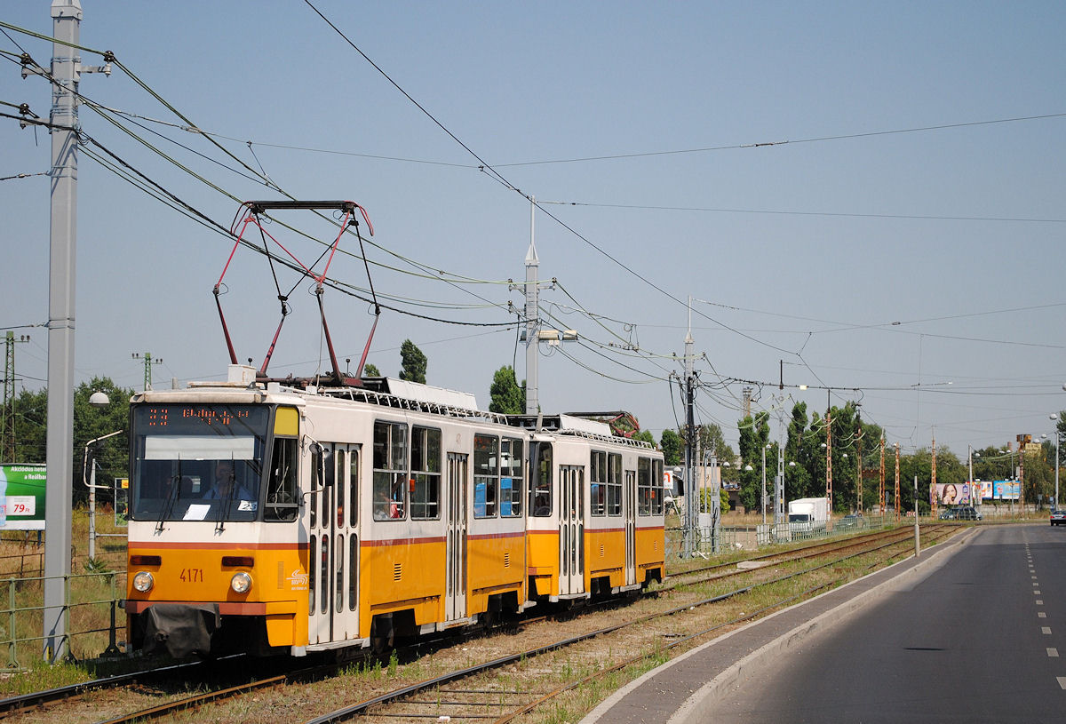 Ein vom T5C5 4171 geführtes Tandem der Linie 28 fährt durch die Maglodi ut ins Stadtzentrum. (12.07.2016)