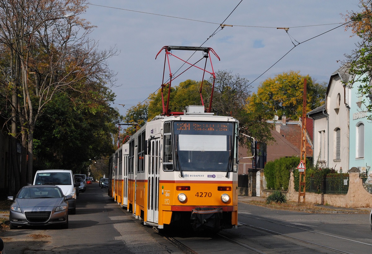 Ein vom T5C5 4270 geführter Dreiwagenzug der Linie 12M in der Pozsony ut kurz hinter der Haltestelle Karoly Sandor ut. (26.10.2018)