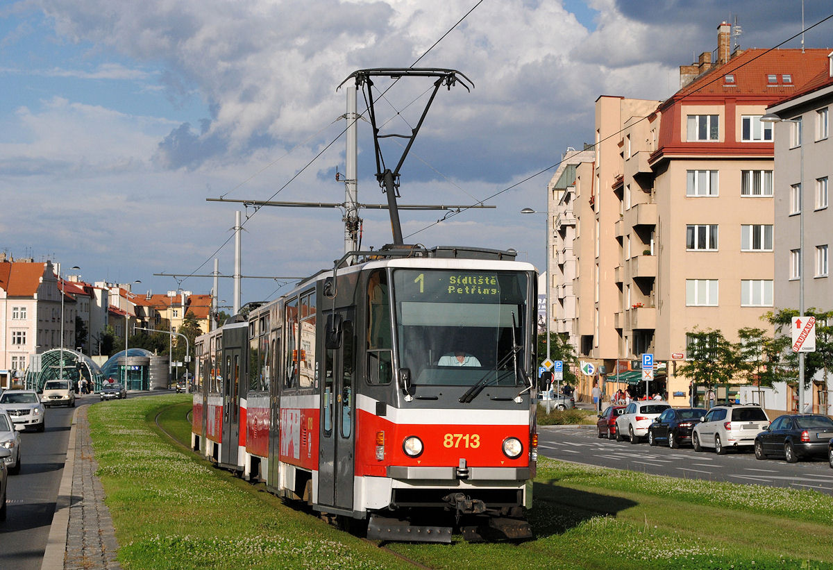 Ein vom T6A5 8713 geführtes Tandem der Linie 1 in der Milady Horakove. (21.08.2016)