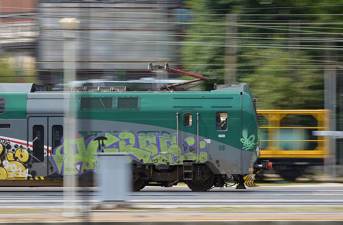 Ein TAF verlässt den Bahnhof Milano Porta Garibaldi mit ein Regionalzug nach Varese.
Da dies einer meiner ersten Versuche mit dem  Panning -Effekt ist, ich entschuldige mich für die Hindernisse, die den Triebwagen decken.
