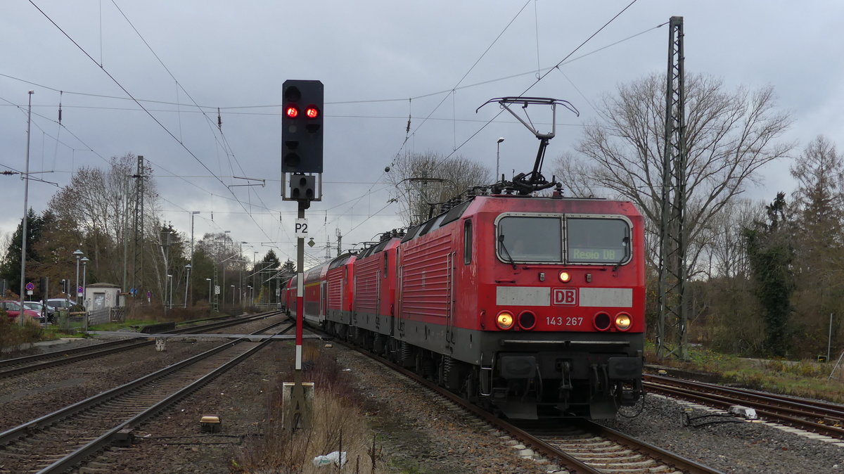 Ein Tag nach dem letzten Einsatz der DB Regio auf der RB75 Wiesbaden - Aschaffenburg überführte 143 267 5 weitere 143er und 4 Doppelstockwagen nach Leipzig (und z.T. weiter nach Berlin). Hier ist der Zug bei der Durchfahrt in Dieburg zu sehen. Aufgenommen am 9.12.2018 14:58