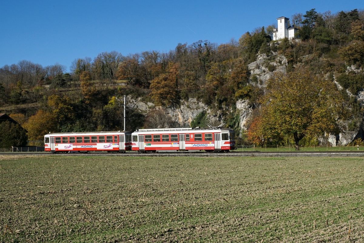 Ein Tal-Pendelzug, bestehend aus dem Be 4/4 102 und dem Bt 134, fährt am 07.11.2015 von St-Triphon Richtung Villy.