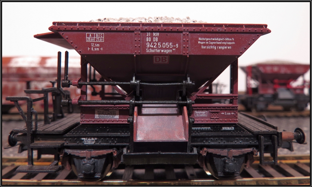 Ein Talbot Schotterwagen von Roco in der Spurweite H0. Farblich gealtert und mit Gebrauchsspuren versehen im März 2015.