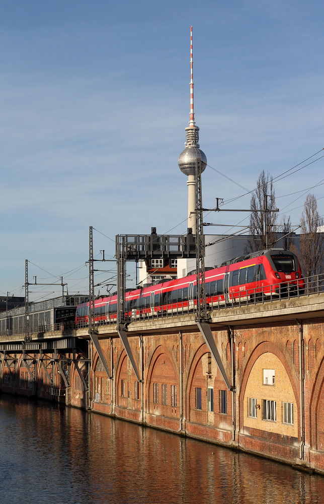Ein Talent 2 der DB Regio unterwegs auf der Berliner Stadtbahn im Bereich der Michaelbrücke.
Leider kann man auf dem Foto die Fahrzeugnummer nicht erkennen.
Aufnahmedatum: 3. Dezember 2016