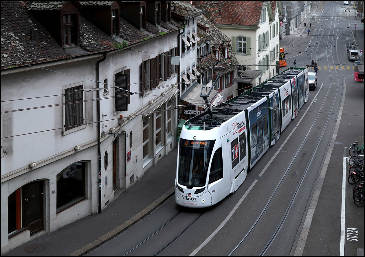 Ein Tango-Tram hat sich auffällig im Bild versteckt -

Haltestelle Barfüsserplatz in Basel.

09.03.2019 (M)