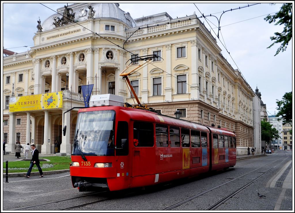 Ein Tatra Gelenktram vor dem slowakischen Nationaltheater in Bratislava. (31.05.2014)
