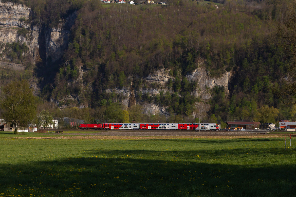 Ein Taurus der Br 1116 mit drei Dostos zwischen Dornbirn und Hohenems. 15.4.20