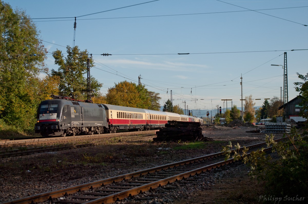 Ein Taurus (ES64U2-097) durcheilt mit einem Sonderzug den Bahnhof Riegel-Malterdingen (22.10.2013).
