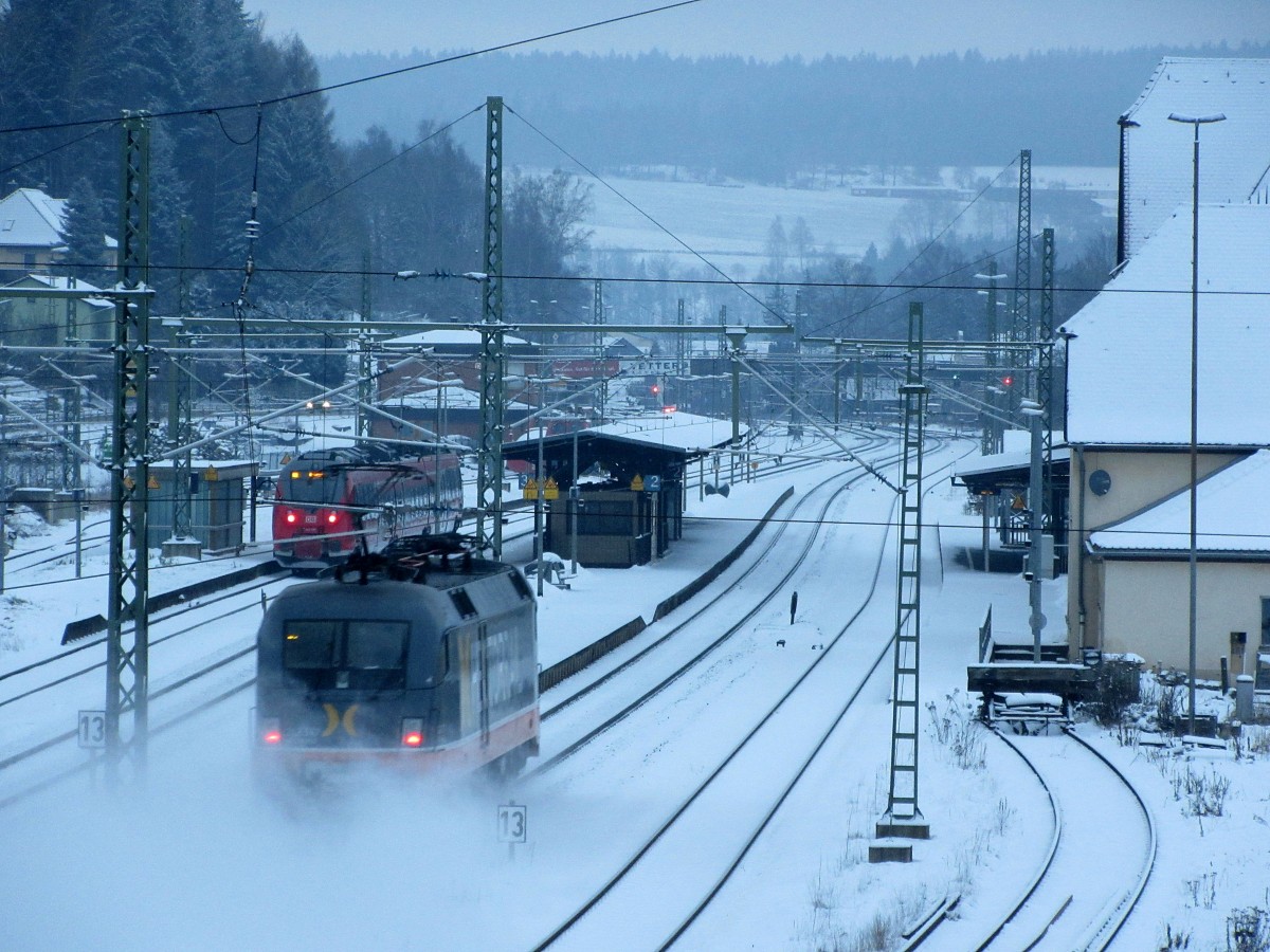 Ein Taurus von Hectorrail durchfährt am 29. Dezember 2014 solo den Bahnhof Kronach in Richtung Norden.