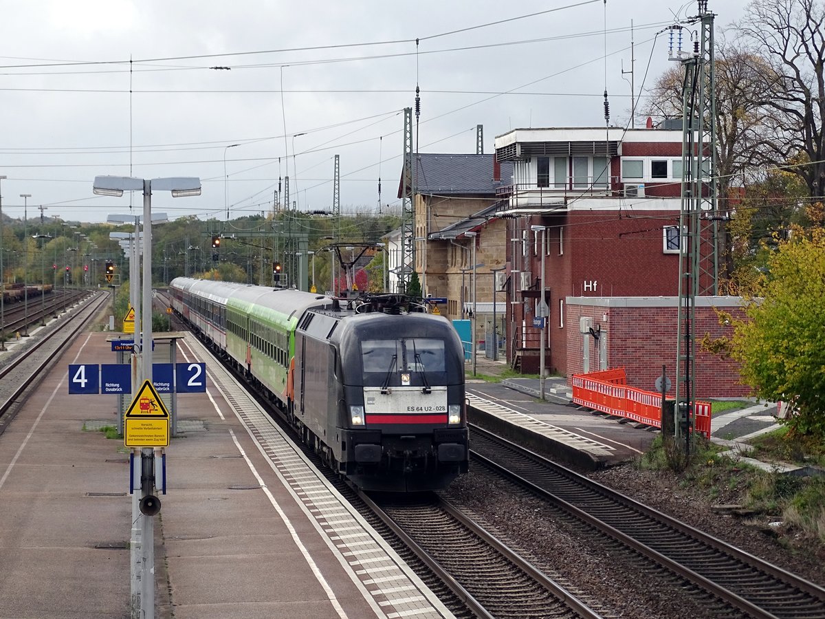 Ein Taurus zieht einen Flixtrain von Köln nach Hamburg durch den Bahnhof Hasbergen. 02.11.2018
