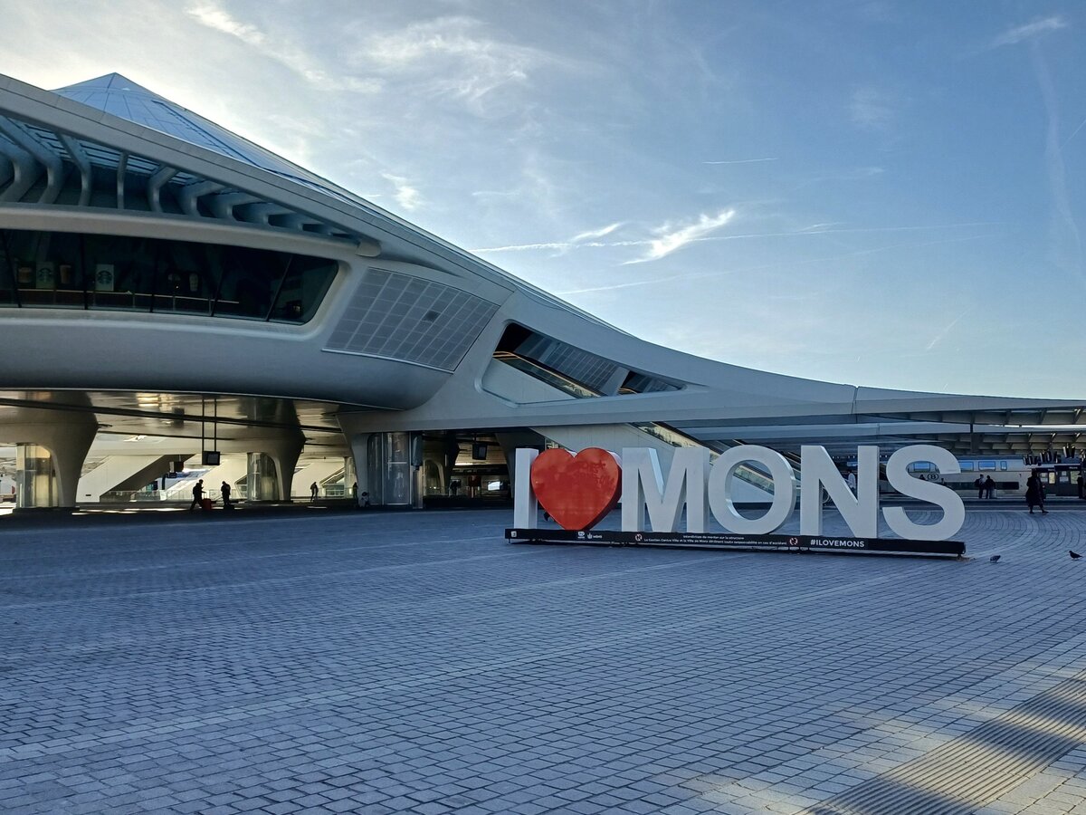 Ein Teil vom Bahnhofsvorplatz des neugebauten multimodalen Bahnhof in Mons; 06.04.2026.