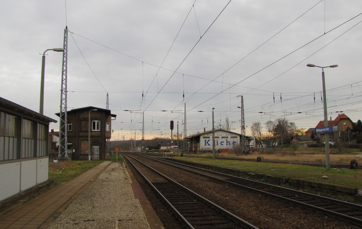 Ein Teil vom Bahnsteig 1 mit Blick in Richtung Halle (S), am 07.02.2016 in Röblingen am See.