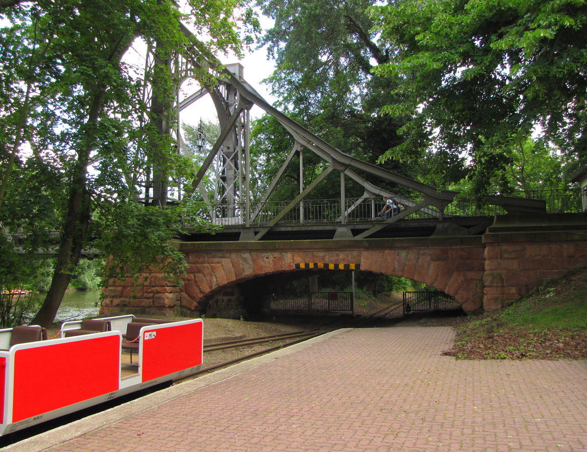 Ein Teil vom Bahnsteig des Hauptbahnhofs der Parkeisenbahn. Im Hintergrund die Saalebrcke, unter der die Parkeisenbahn durchfahren mu; 15.06.2016
