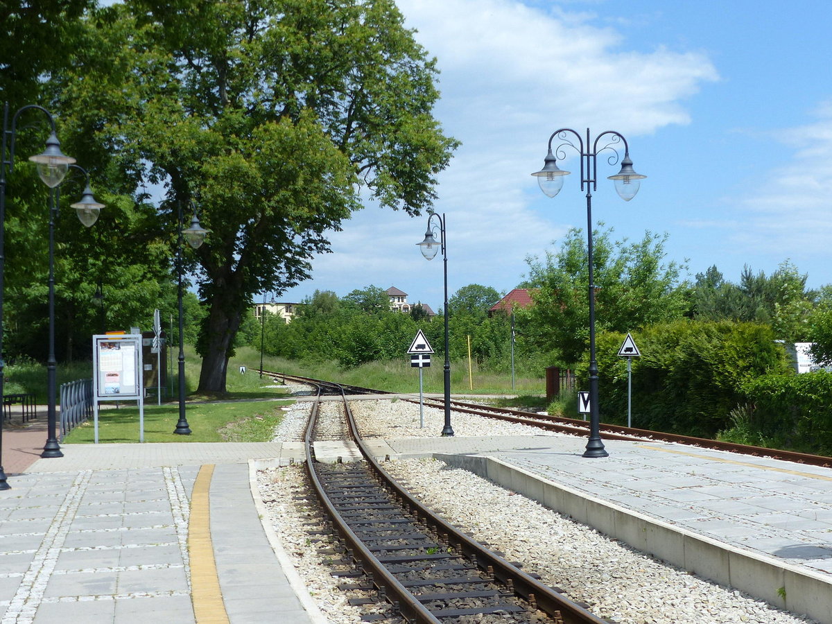 Ein Teil der Bahnsteige in Trzęsacz, mit Blick Richtung Rewal am 12.06.2017.
