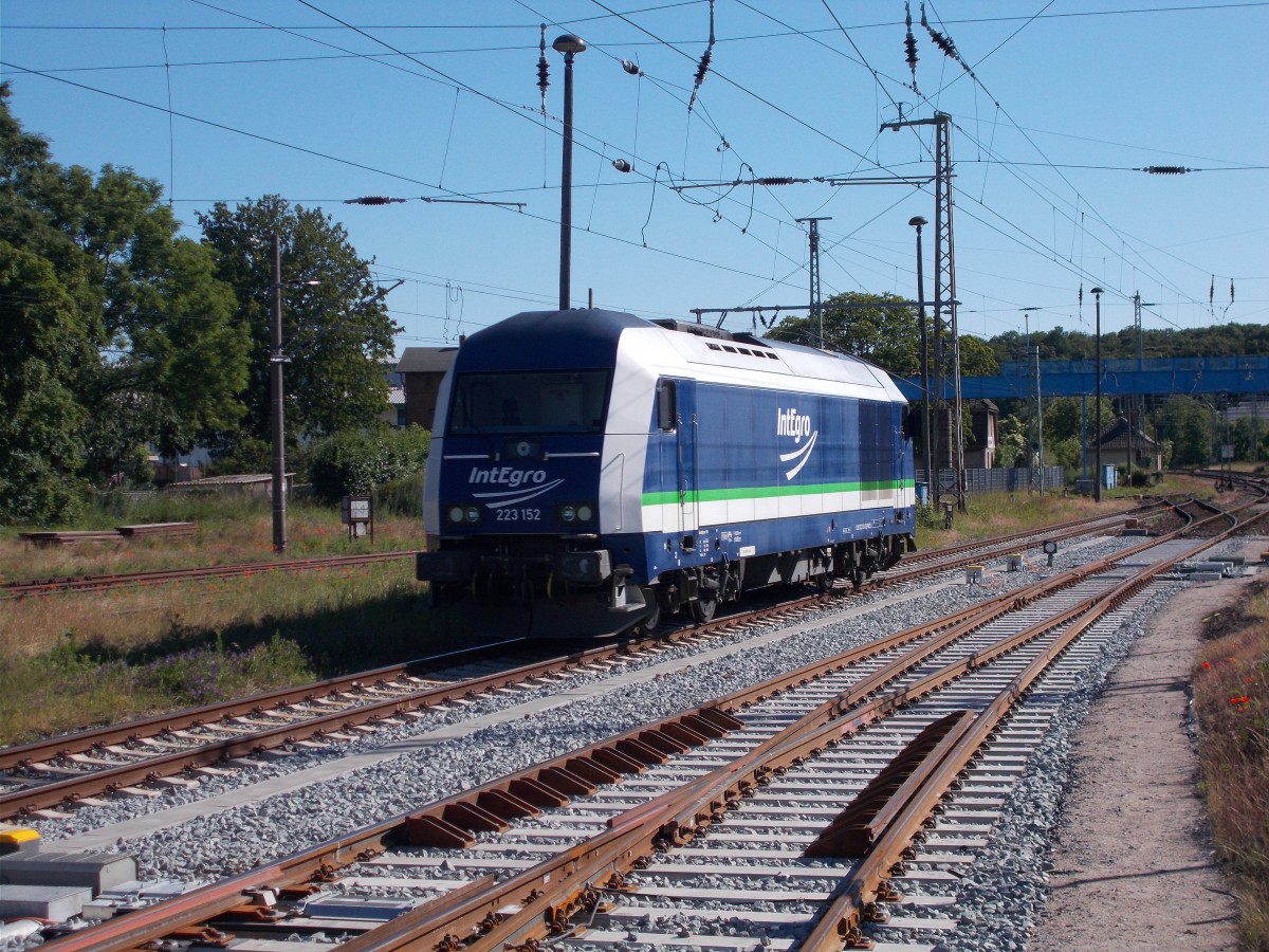 Ein Teil beladener Holzwagen wurde,am 26.Juni 2015,in Bergen/Rügen,von der IntEgro 223 152 abgestellt,danach mußten die letzten leeren Wagen,für die Beladung,auf der Ladestraße bereit gestellt werden.