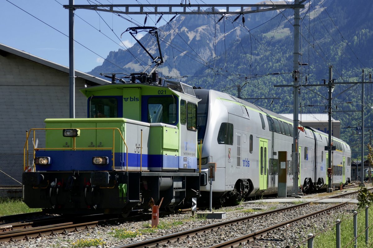 Ein Teil des Mutz 001  Bern  wird am 27.4.20 in eine andere Werkstatt geschoben.