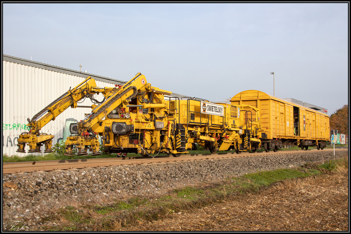 Ein Teil des  SMD 80  hat sich bereit gemacht rund 800 Meter Gleise bei Strassgang zu verlegen. 