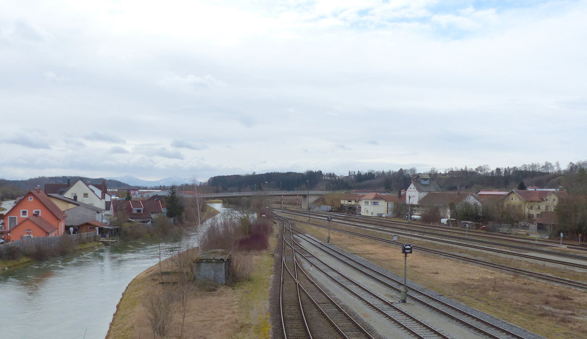 Ein Teil der Gleisanlagen und der Alzkanal in Garching (Alz) am 12.02.2020.
