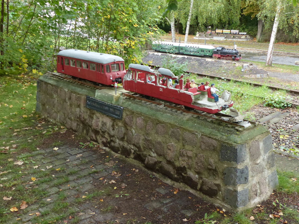 Ein teilweise durch Vandalismus zerstörtes Ferkeltaxi-Gespann, als 1:10 Steinmodell am 28.09.2019 am ehemaligen Bahnhof Gerbstedt.