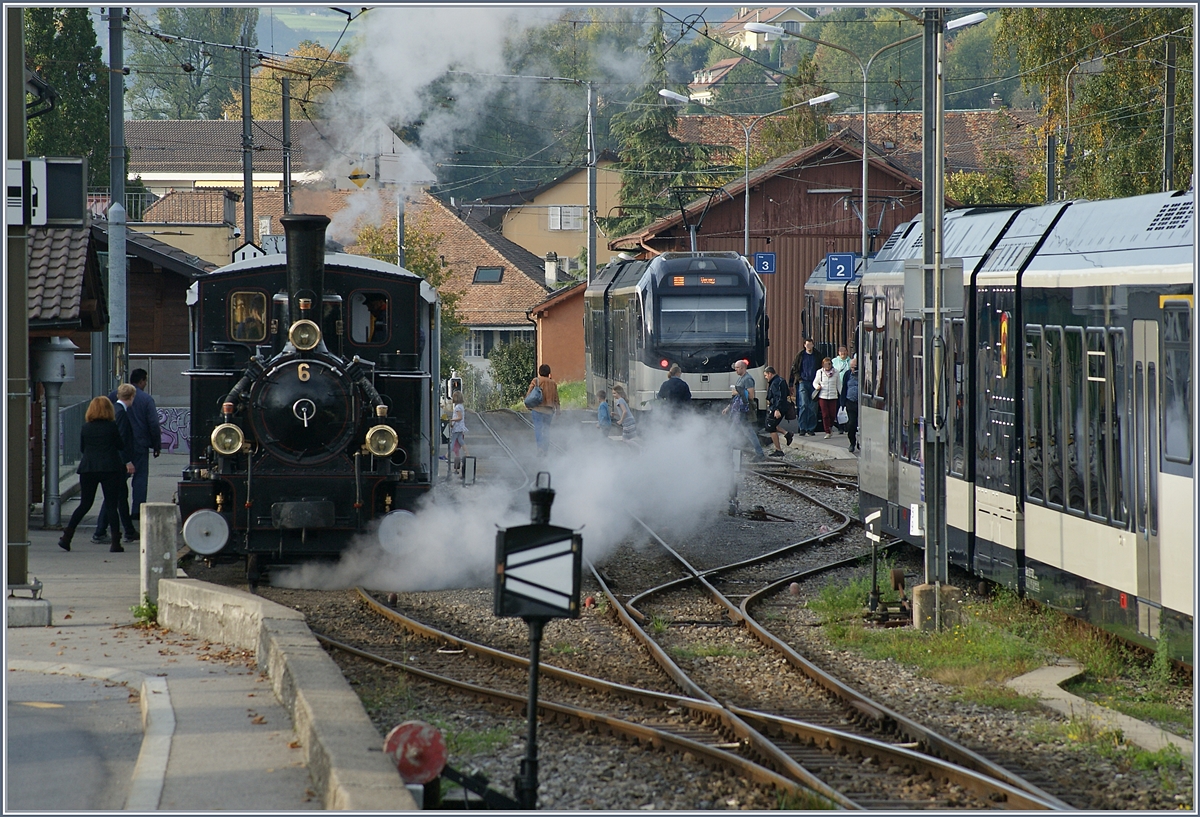 Ein (Tele)-Blick auf den Bahnhof von Blonay mit der auf die Abfahrt wartenden G 3/3 N° 6 der Blonay Chamby Bahn und im Hintergrund ein MVR ABeh 2/6, welcher von Les Pléiades kommend, Blonay erreicht hat.

20. Okt. 2019