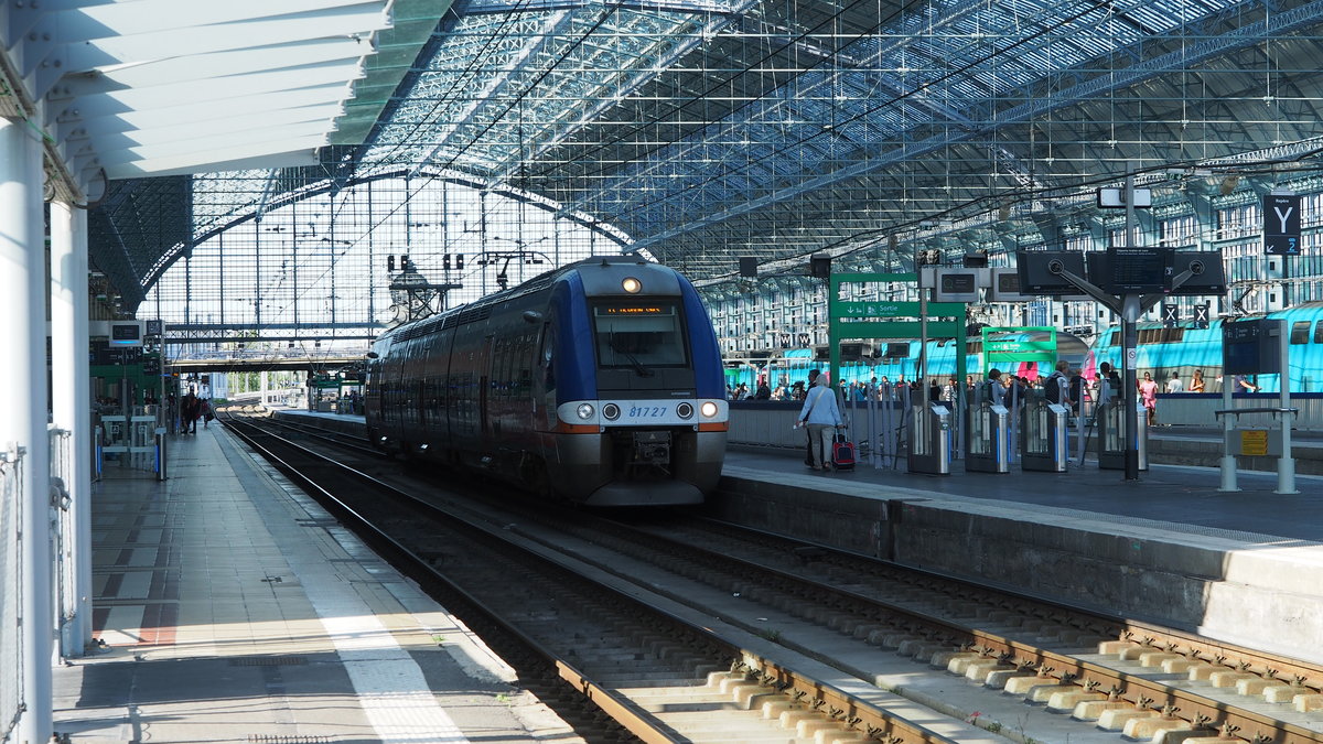 Ein TER der  Region Poitou Charentes  SNCF B 81500, hier B 81727, wartet auf die Abfahrt im Bahnhof Bordeaux St. Jean.

Bordeaux, der 21.09.2019
