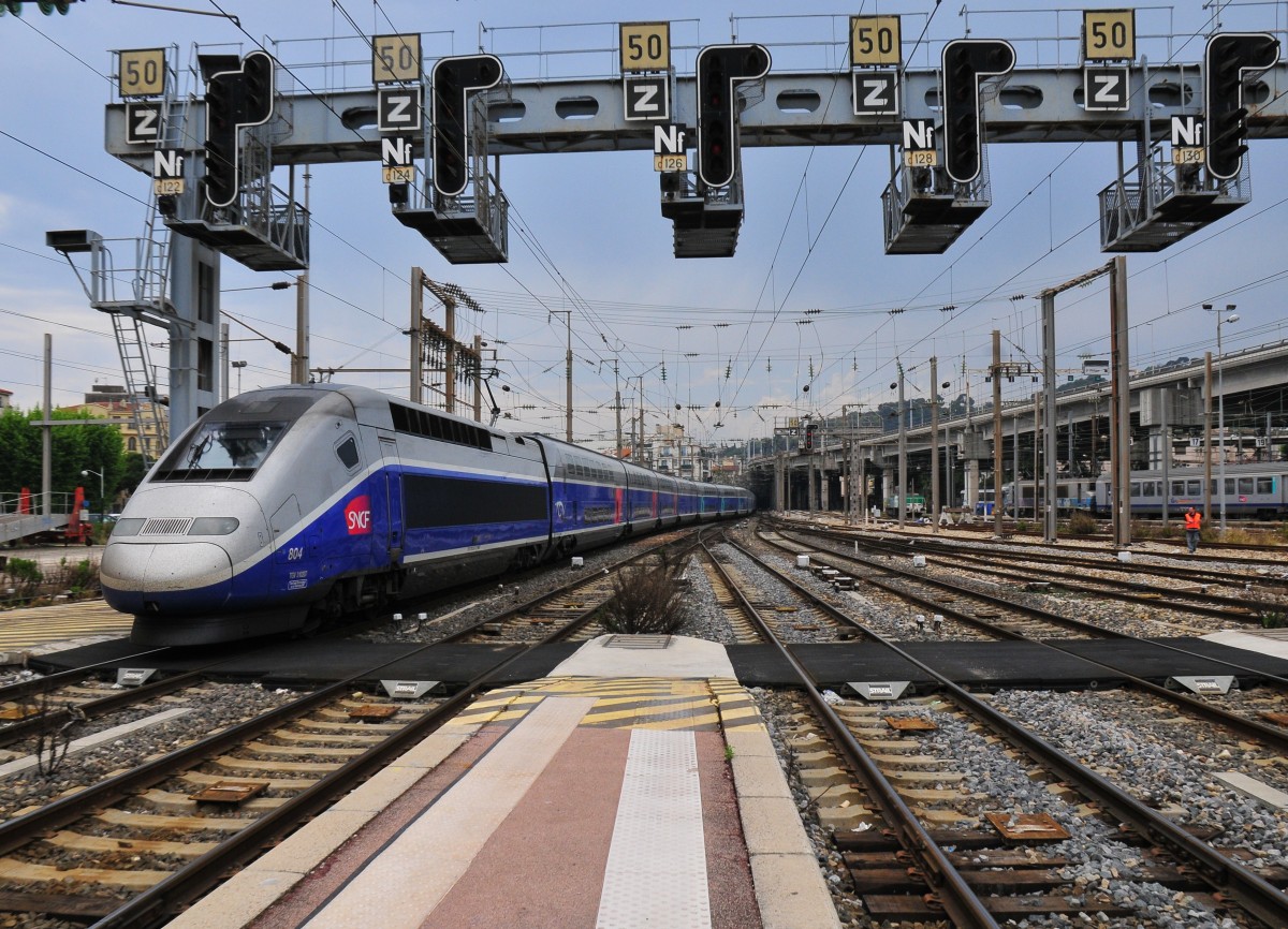 Ein TGV-Duplex bei der Ausfahrt aus dem Bahnhof Nizza in Richtung Paris am 08.05.15.
