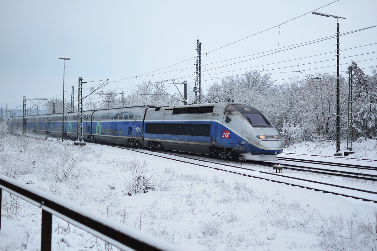 Ein TGV Duplex fährt am Morgen des 18. Februars mit dem Ziel Paris Est durch Westerstetten.