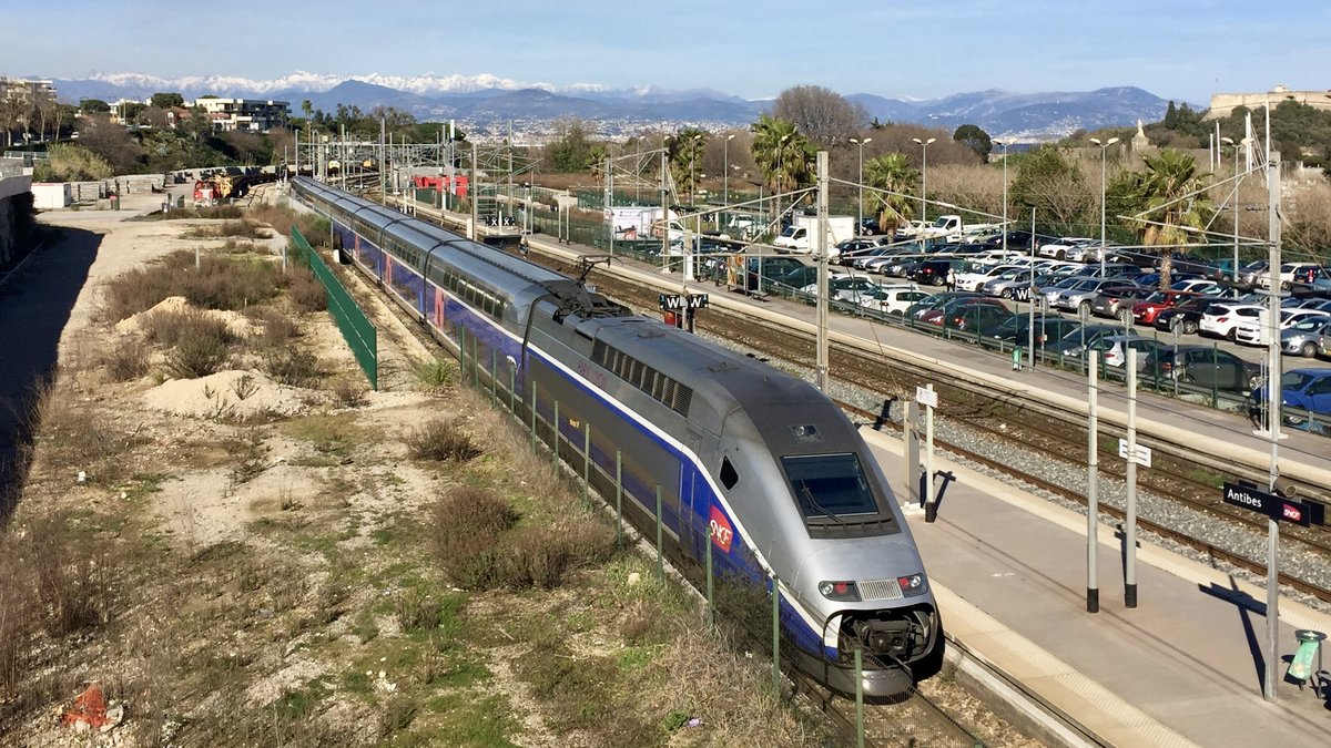 Ein TGV Duplex verlässt vor der Kulisse der Alpen den Bahnhof von Antibes an der Côte d'Azur. 8. März 2017.