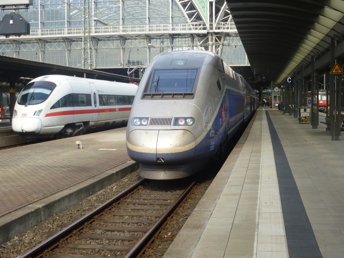 Ein TGV und ein ICE stehen am 23.08.2013 in Frankfurt (M.) Hbf
