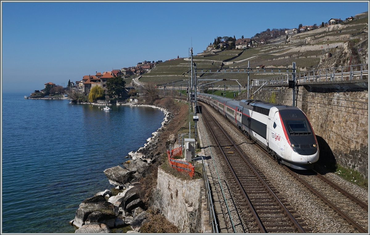 Ein TGV Lyria als  TGV de Neige  auf den Weg von Paris nach Brig zwischen Rivaz und St-Saphorin.
26. März 2016
