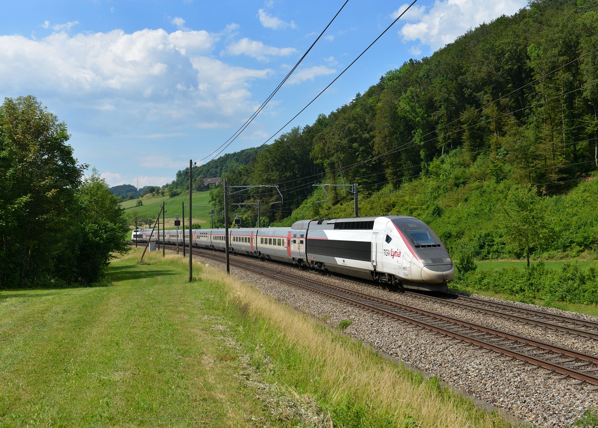 Ein TGV Lyria nach Zürich am 18.06.2014 bei Tecknau.