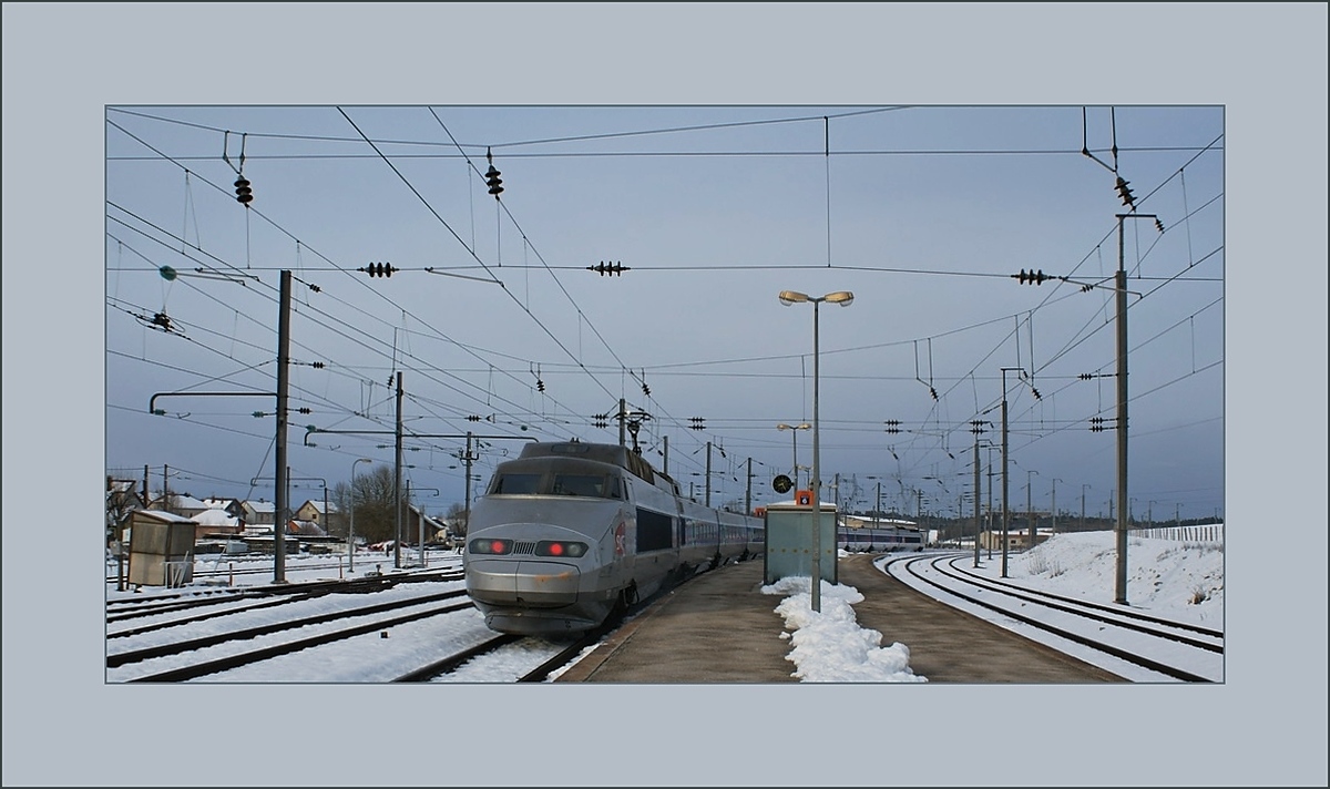 Ein TGV Lyria verlässt Frasne in Richtung Paris Gare de Lyon und funkelt mit der Fahrleitung. 

2. April 2010