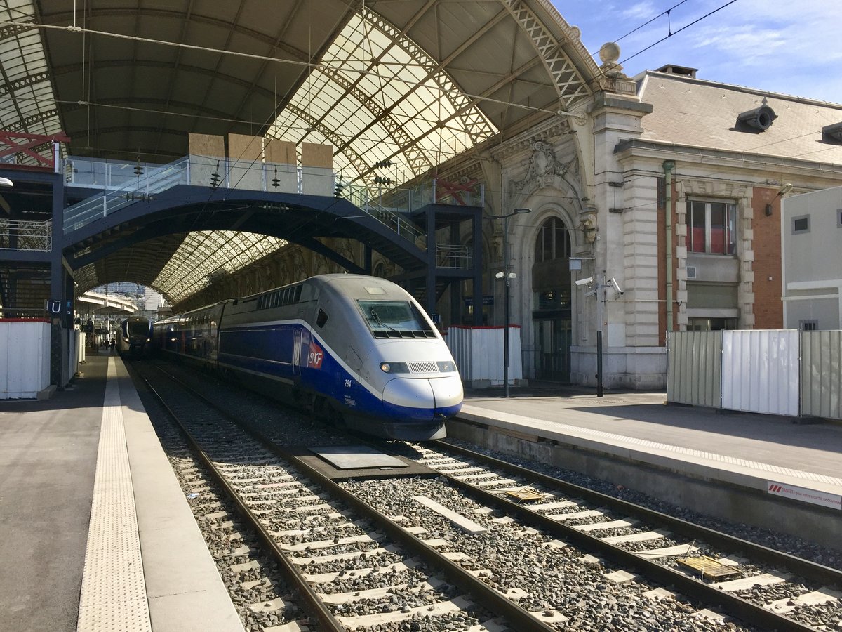 Ein TGV nach Paris steht abfahrbereit im Bahnhof Nice Ville, der zurzeit umgebaut wird. 9. März 2017.
