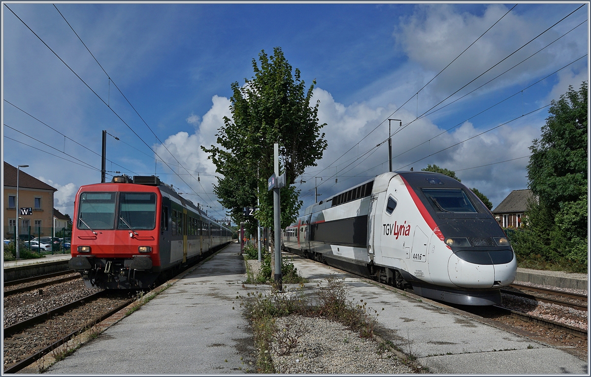 Ein TGV POS nach Lausanne vermittelt Anschluss an den SBB NPZ nach Neuchâtel. Ab dem kommenden Fahrplanwechsel verkehren bei Lyria nur noch TGV Duplex und der SBB  Colibri  wird durch einen RABe 522 ersetzt.

Links im Bild der RE 18123 nach Neuchâtel (ab 10:53) und rechts im Bild der TGV Lyria 9261 bei der Ankunft (an 10:42) in Frasne.

13. August 2019 