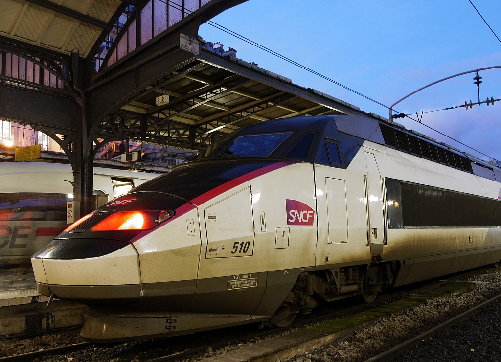 Ein TGV-Triebkopf in neuer(?) Lackierung am Pariser Bahnhof  Gare de l´Est . 14.1.2014