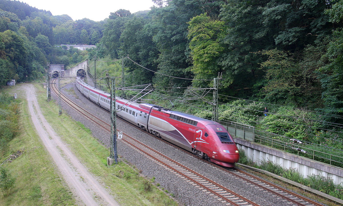 Ein Thalys aus Dortmund-Hbf(D) nach Paris-Nord(F) und kamm aus dem Aachener-Buschtunnel aus Richtung Aachen-Hbf und fährt in Richtung Hergenrath(B). 
Aufgenommen von einer Fußgängerbrückein Preusswald bei Aachen.
Bei Wolken am Abend vom 7.9.2017.
