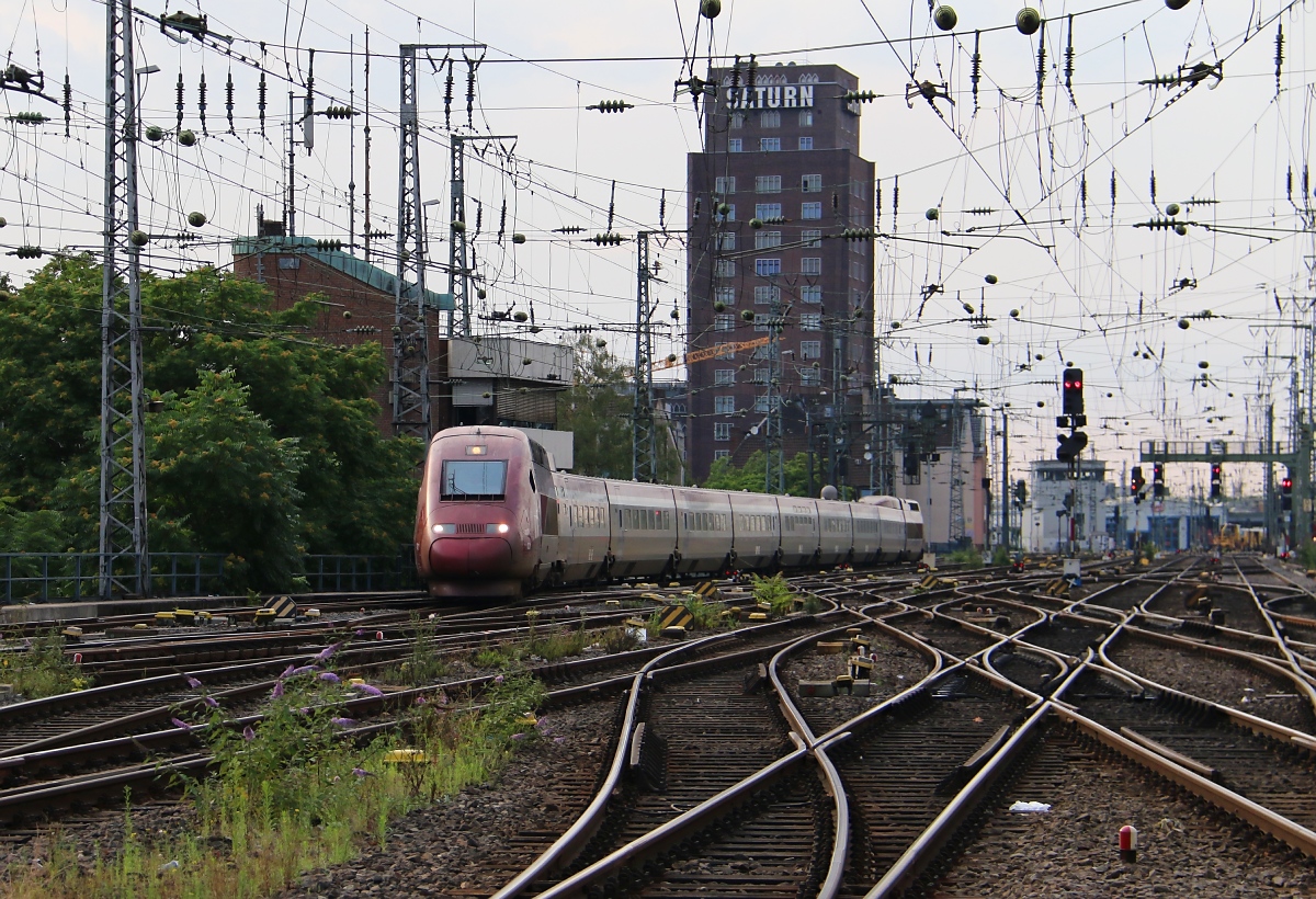 Ein Thalys hat Einfahrt in den Hauptbahnhof Köln. Aufgenommen am 14.07.2014.