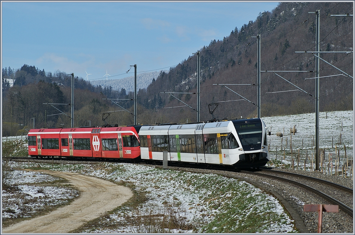 Ein  Thurbo  und ein roter (ex RM) GTW RABe 2/8 erreichen als Reginalzug 7319 nach Biel/Bienne,  von Moutier (Spitze) und La Chaux-de-Fonds (Schluss) kommend, La Heutte. 

5. April 2019