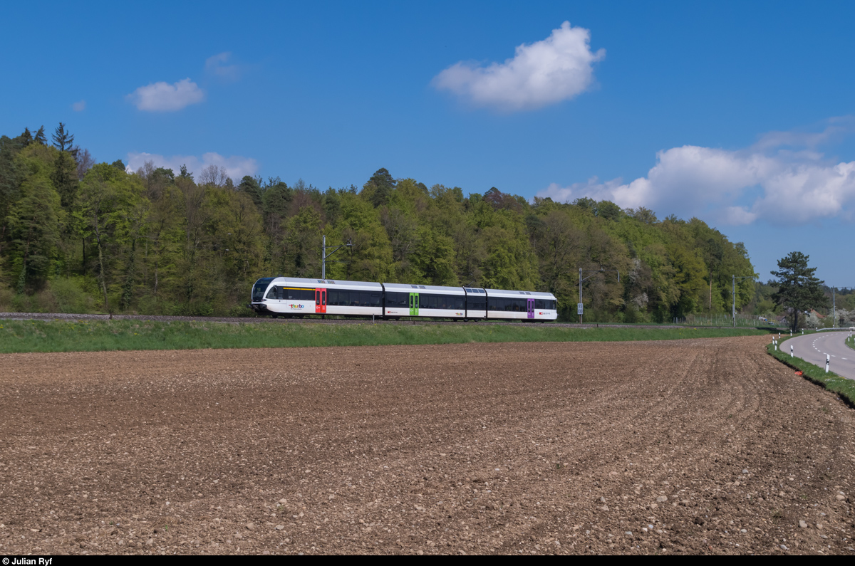 Ein THURBO GTW fährt am 19. April 2016 als S33 zwischen Marthalen und Andelfingen gegen Winterthur.