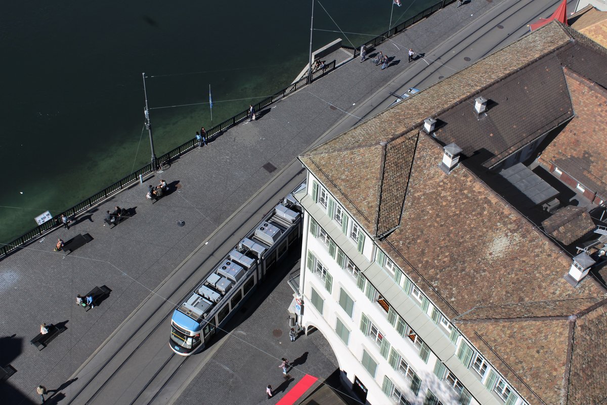 Ein  tiefer  Blick auf die Stadt Zürich: 
Ein VBZ-Cobratram zwischen den Haltestellen Rathaus und Helmhaus. 

Aufgenommen am 11. Oktober 2017 auf dem Grossmünster.