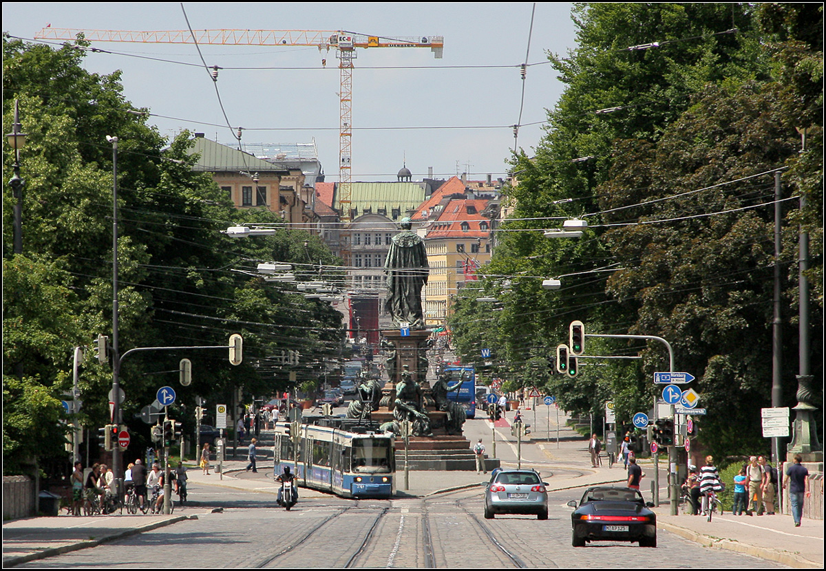 Ein tiefer Blick in die Münchner Maximilianstraße -

Die Straßenbahn der Linie 19 hat das Maxmonument umfahren.

17.06.2012 (M)