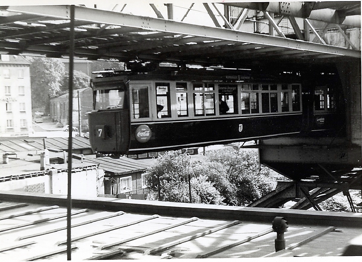 Ein tiefer Griff ins Archiv: Ein Schwebebahnzug der Serie B00/B03 um 1967 in Wuppertal-Oberbarmen (Scan von einem S/W-Foto)