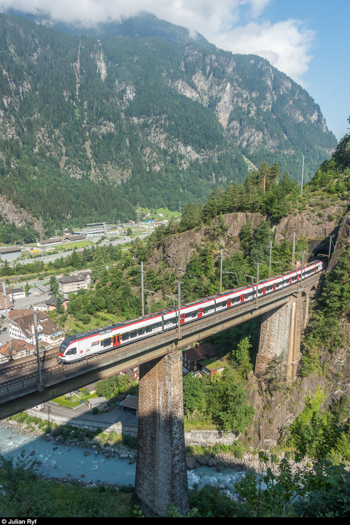Ein TILO RABe 524 fährt am 4. August 2017 bei Amsteg als RE aus Erstfeld in Richtung Lugano. 