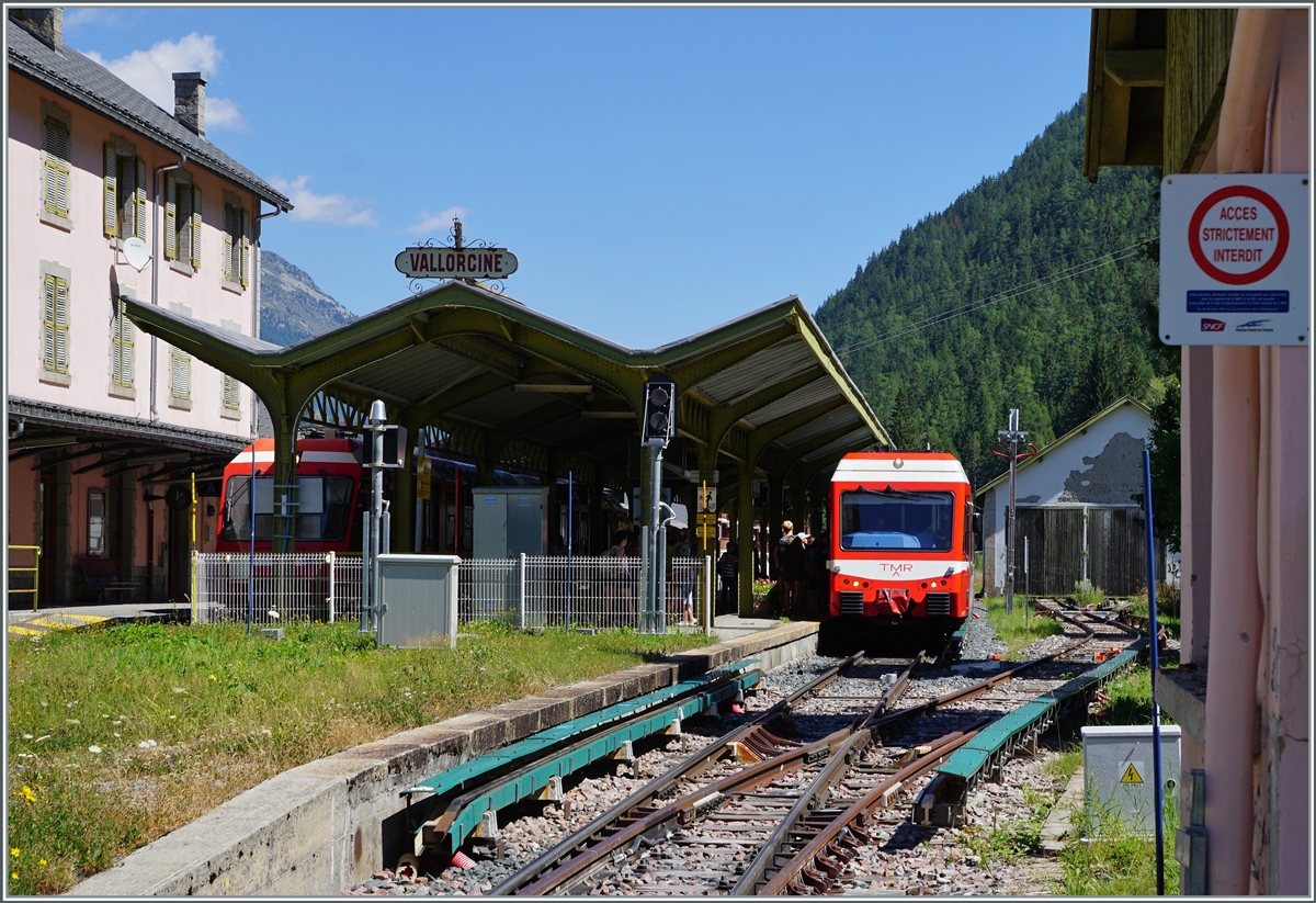 Ein TMR Beh 4/8 erreicht als Regionalzug von Martingy den Bahnhof von Vallorcine, während unter dem Bahnsteigdach im Schatten der TMR/SNCF BDeh 4/8 21 als Anschlusszug nach St-Gervais-les Bains-le-Fayette steht.

1. August 2022