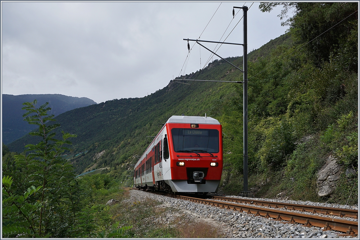 Ein TMR NINA, unterwegs von Martigny nach Le Chable als Regionalzug 26120, zeigt sich zwischen Bovernier und Sembracher. 
13. Sept. 2017