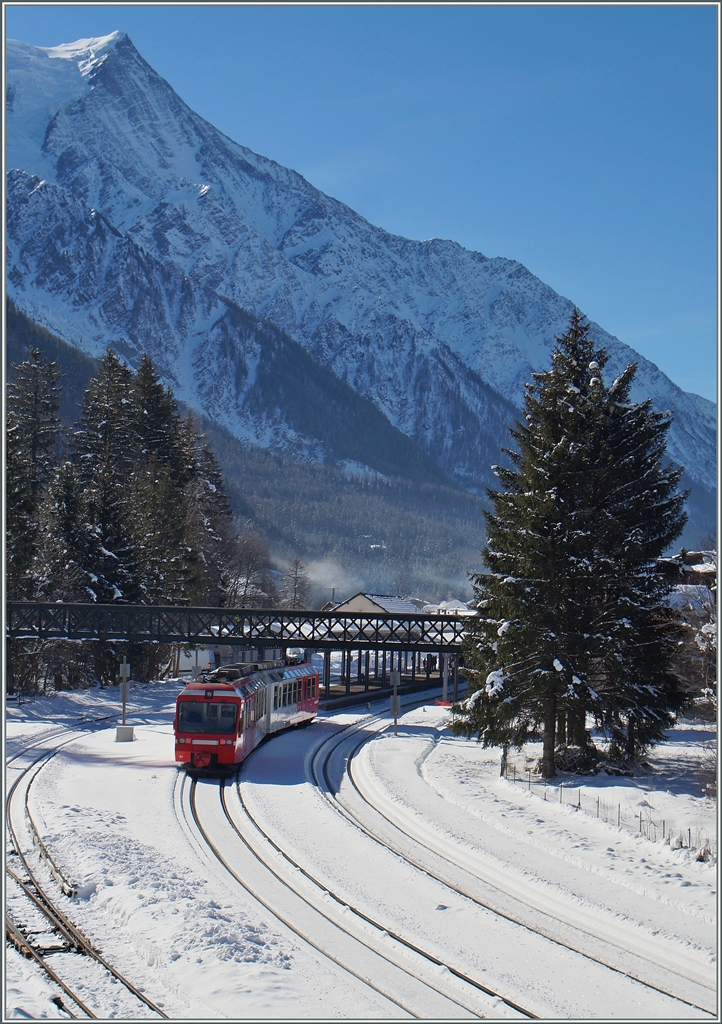 Ein TMR /SNCF Beh 4/8 bzw. Z800 erreicht Chamonix Mont Blanc. 

 10. Feb. 2015