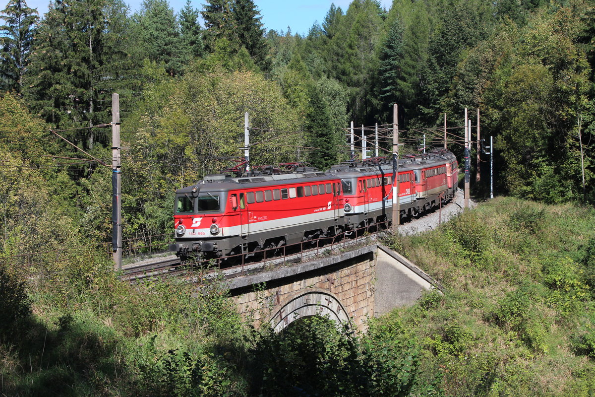 Ein toller Lokzug war am 27.9.2018 der GLZ87658 mit 1142 665, 1142 684, 1142 688, 1142 564 und 1144 214 nach Gloggnitz hier kurz vor dem Weberkogeltunnel.