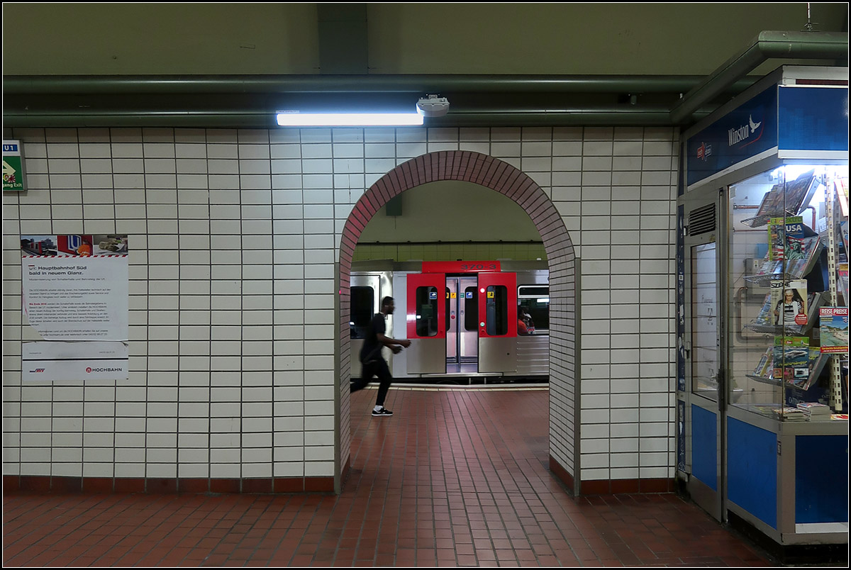 Ein Tor zur Tür -

Der breite Mittelbahnsteig der U3-Station Hauptbahnhof-Süd ist durch eine Mauer unterteilt. Ursprünglich gab es auf beiden Seiten der Mauer ebenfalls Gleise, die Station war vor dem Krieg viergleisig, da hier eine Hochbahnstrecke nach Rothenburgsort abzweigte.

Hamburg, 15.08.2018 (M)